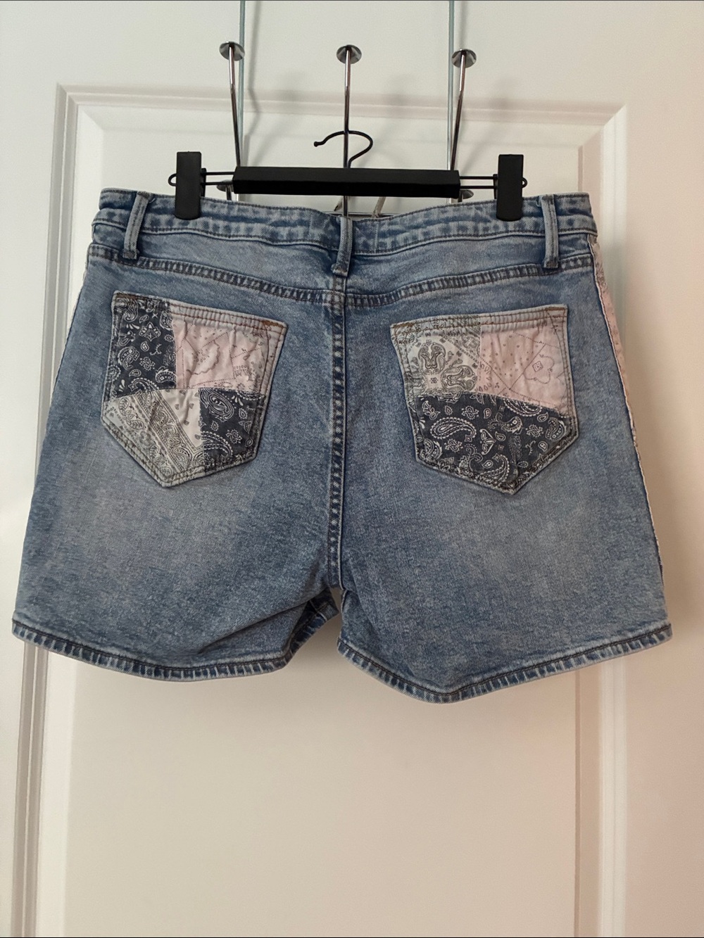 NWOT DRIFTWOOD Light Wash Denim Shorts with Pink & Navy Bandana Panels - Picture 2 of 8